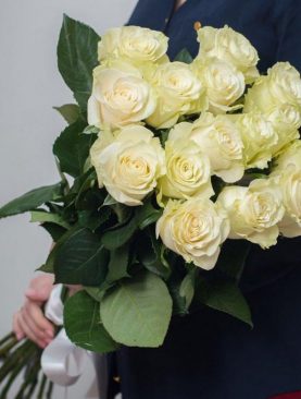 Букет из 15 белых роз 80 см