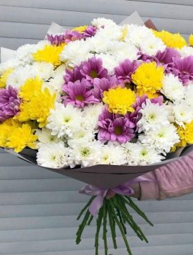 Огромный букет из 25 хризантем