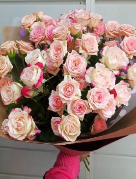 Букет 9 кустовых роз